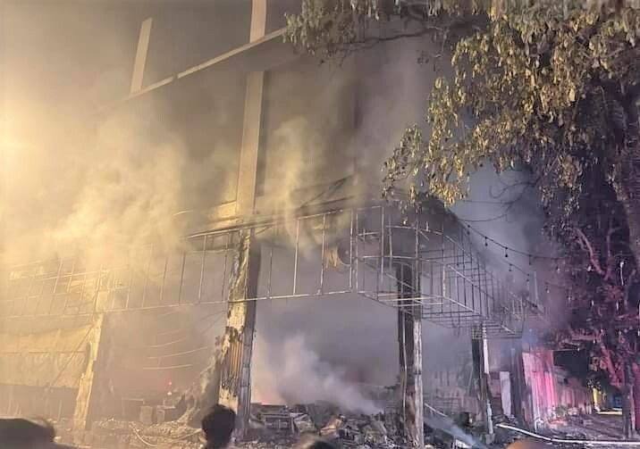 Phòng trà ở TP Vinh cháy dữ dội, ít nhất 6 người thiệt mạng - 6