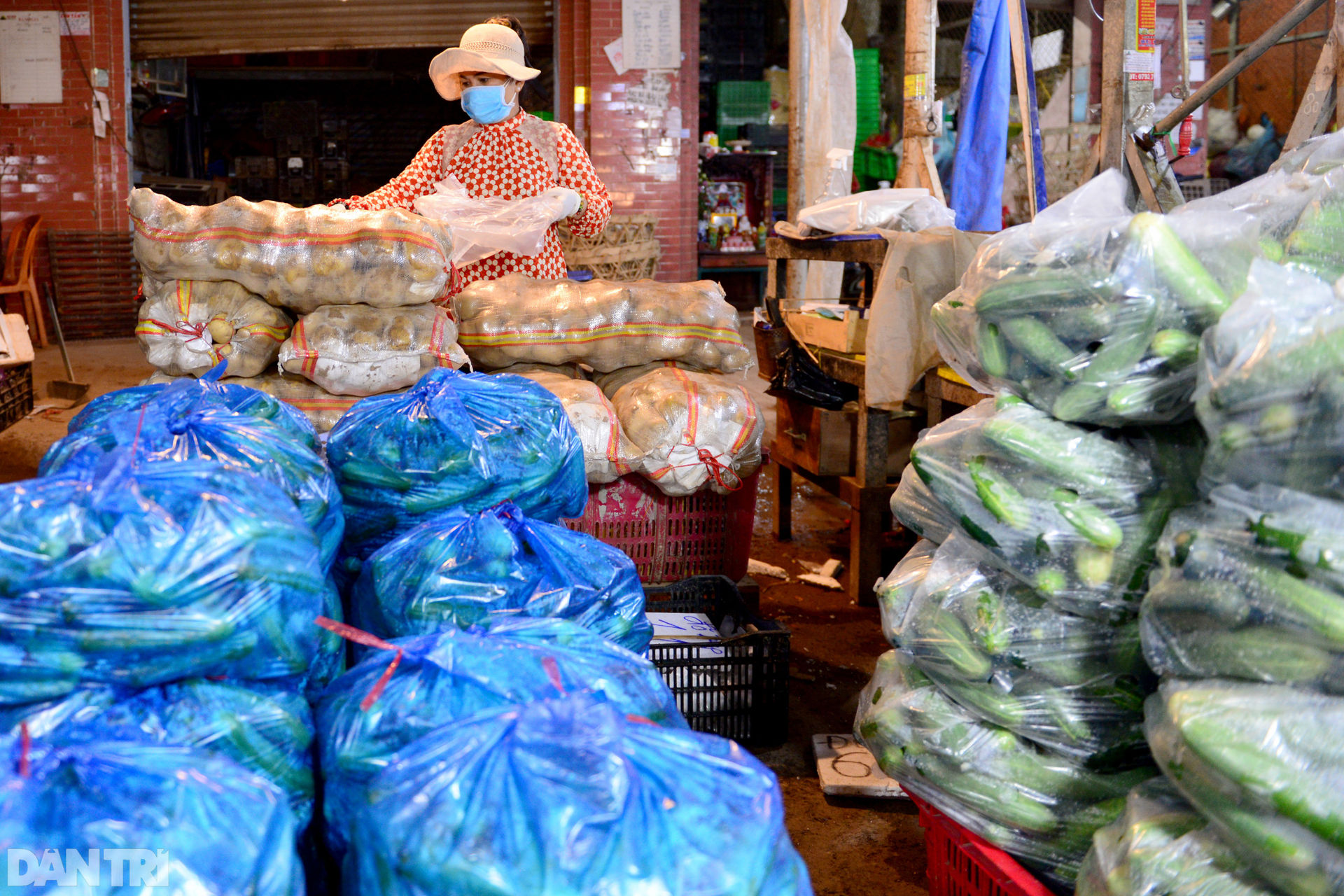 Tiểu thương kẹt hàng chục tấn rau củ khi chợ Hóc Môn bất ngờ đóng cửa - 3