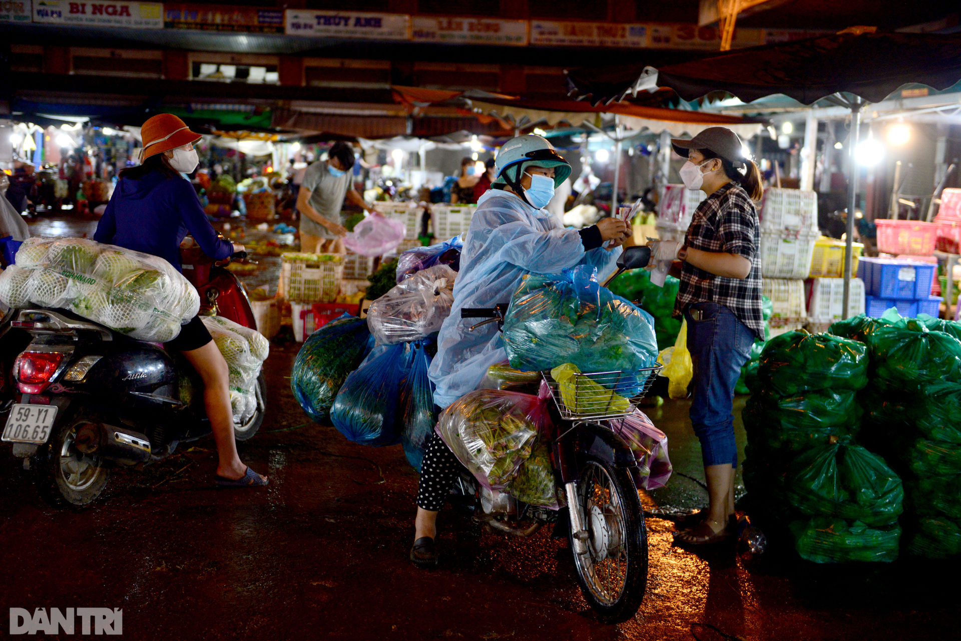 Tiểu thương kẹt hàng chục tấn rau củ khi chợ Hóc Môn bất ngờ đóng cửa - 5