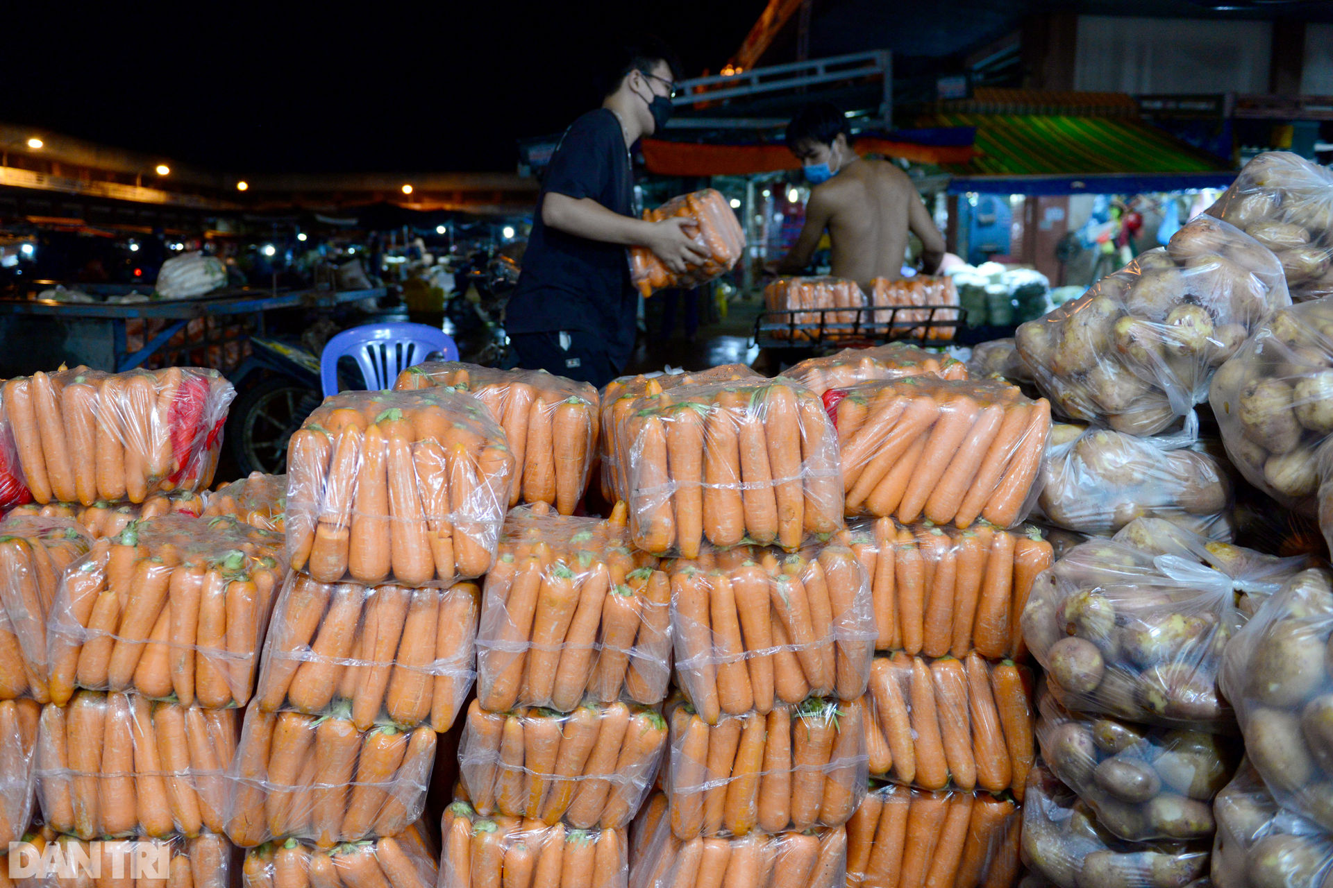 Tiểu thương kẹt hàng chục tấn rau củ khi chợ Hóc Môn bất ngờ đóng cửa - 7