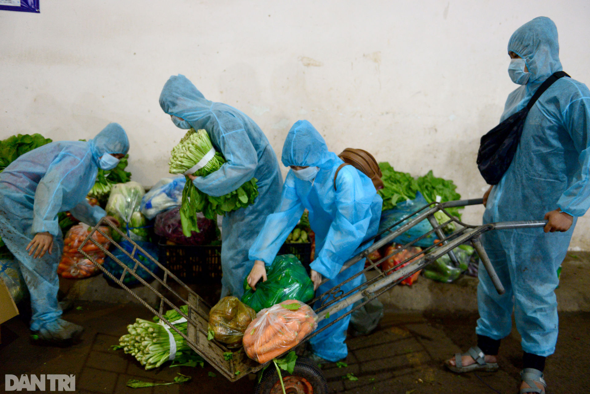 Tiểu thương kẹt hàng chục tấn rau củ khi chợ Hóc Môn bất ngờ đóng cửa - 11