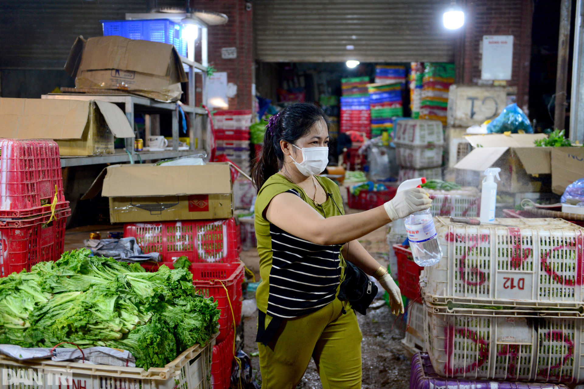 Tiểu thương kẹt hàng chục tấn rau củ khi chợ Hóc Môn bất ngờ đóng cửa - 8