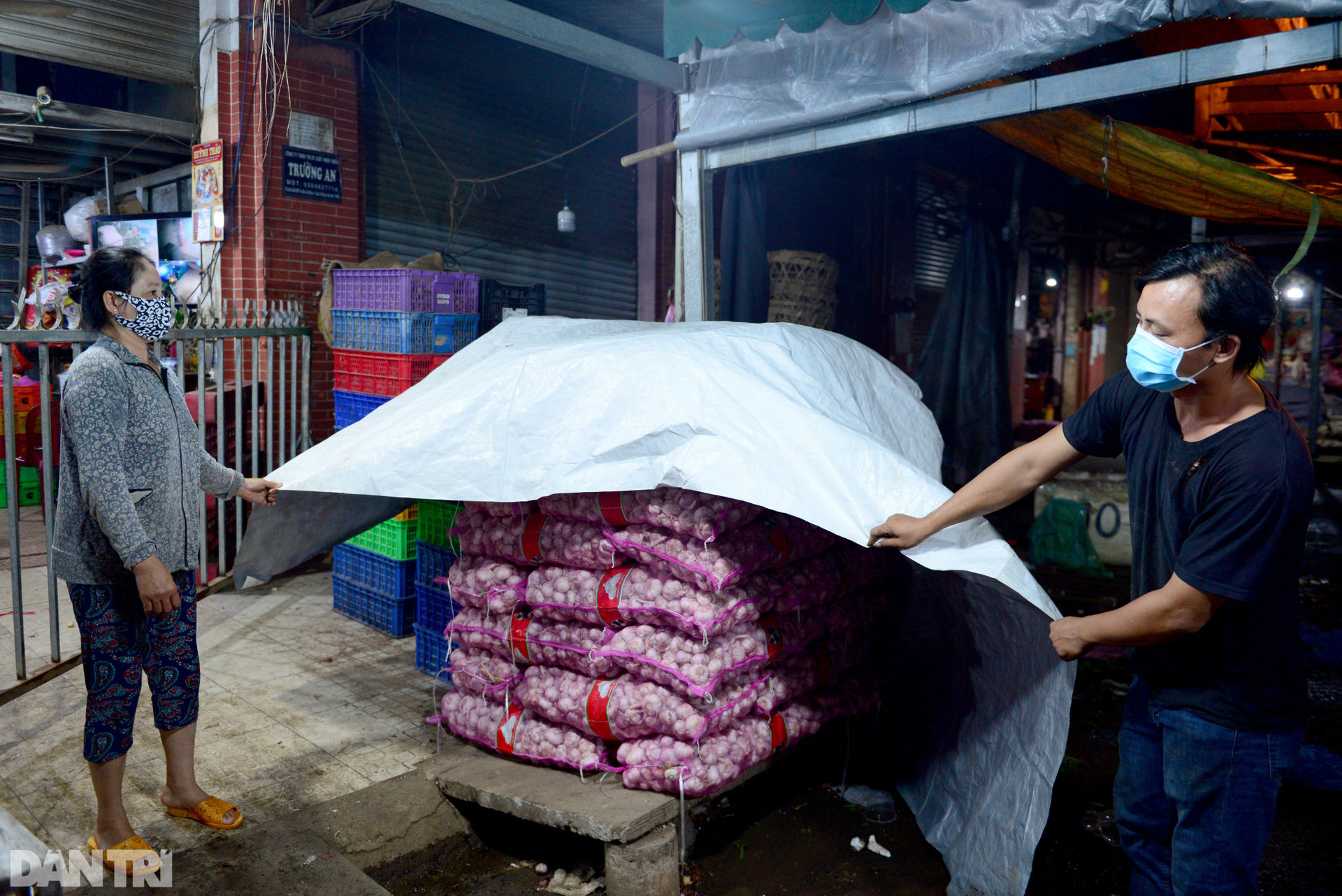 Tiểu thương kẹt hàng chục tấn rau củ khi chợ Hóc Môn bất ngờ đóng cửa - 12