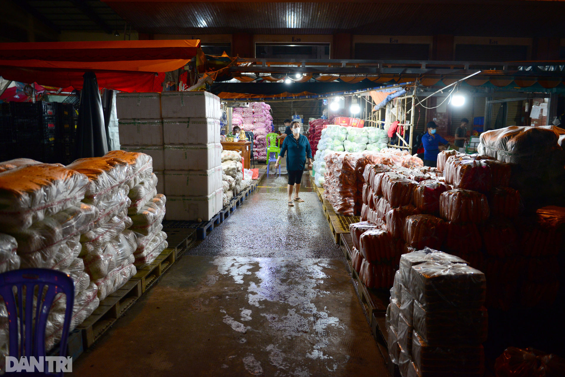 Tiểu thương kẹt hàng chục tấn rau củ khi chợ Hóc Môn bất ngờ đóng cửa - 10