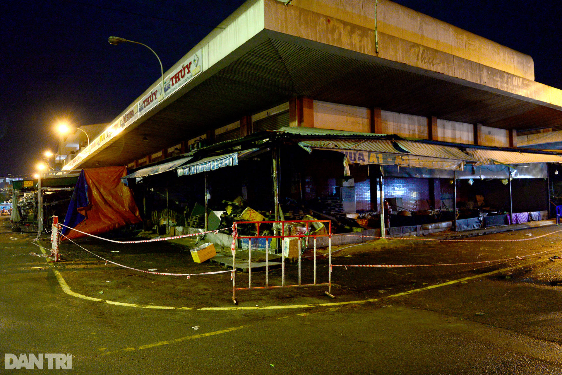 Tiểu thương kẹt hàng chục tấn rau củ khi chợ Hóc Môn bất ngờ đóng cửa - 16