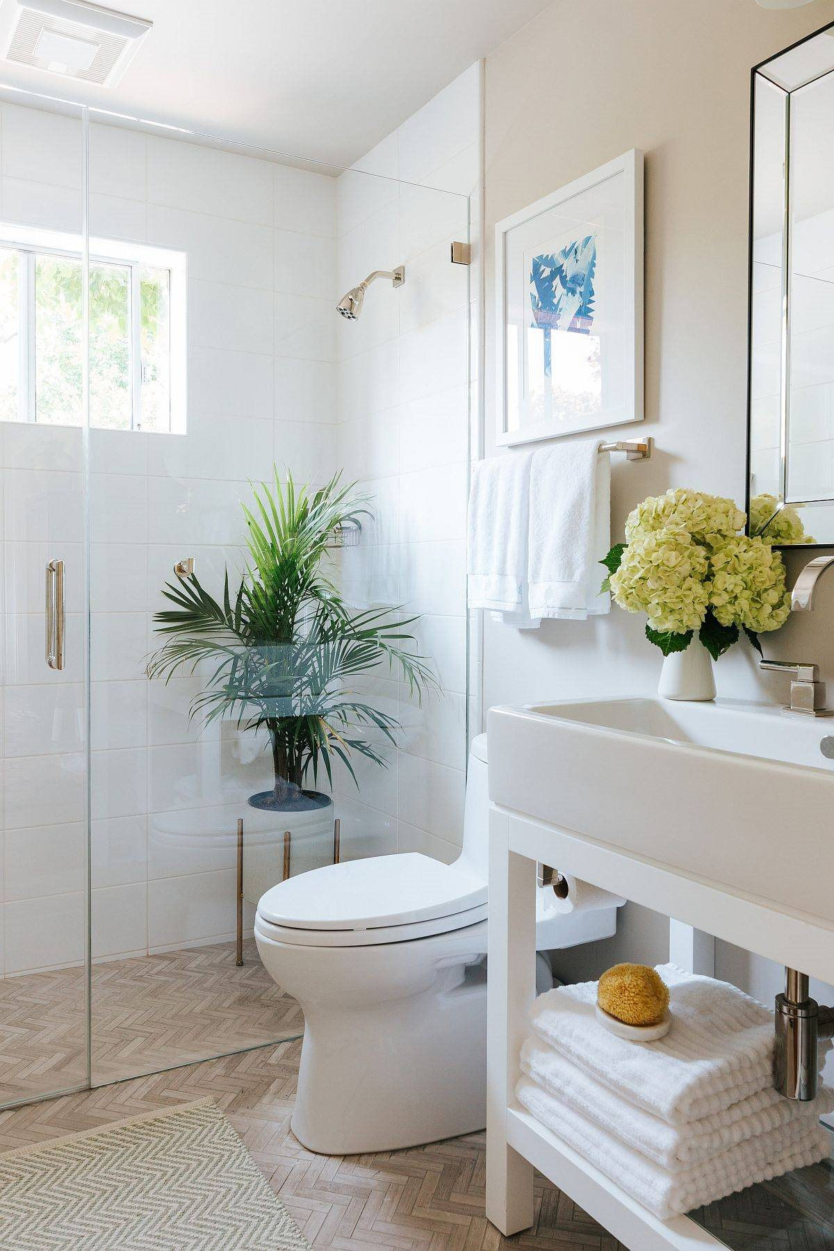 small-white-bathroom-with-wall-in-beige-that-add-to-the-neutral-appeal-54662.jpg