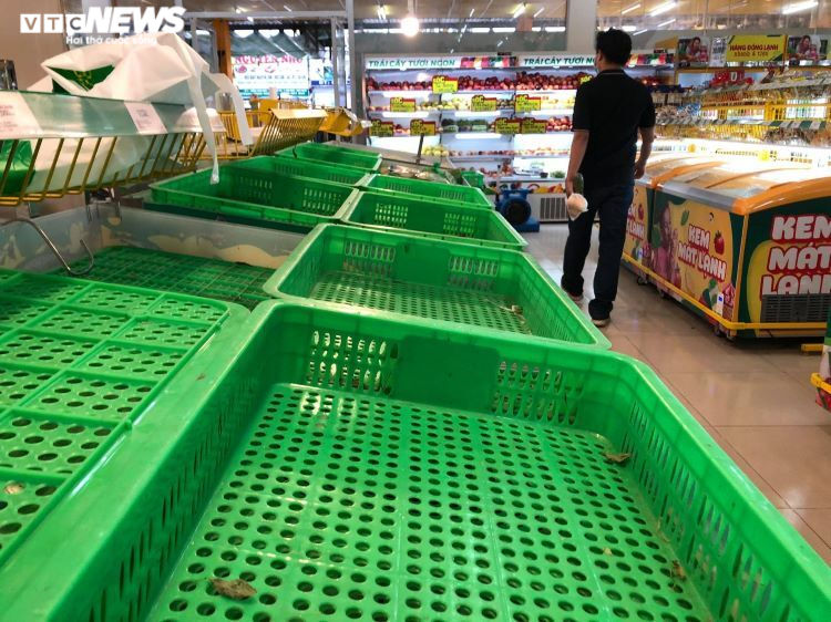 Ảnh: Người dân ùn ùn tới siêu thị, vét sạch các kệ hàng thực phẩm ở TP.HCM - 13