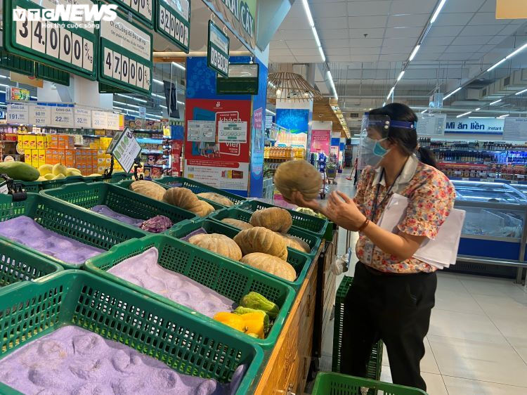 Ảnh: Người dân ùn ùn tới siêu thị, vét sạch các kệ hàng thực phẩm ở TP.HCM - 9