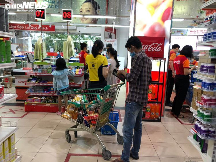 Ảnh: Người dân ùn ùn tới siêu thị, vét sạch các kệ hàng thực phẩm ở TP.HCM - 2