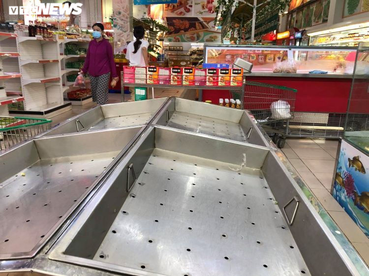 Ảnh: Người dân ùn ùn tới siêu thị, vét sạch các kệ hàng thực phẩm ở TP.HCM - 3