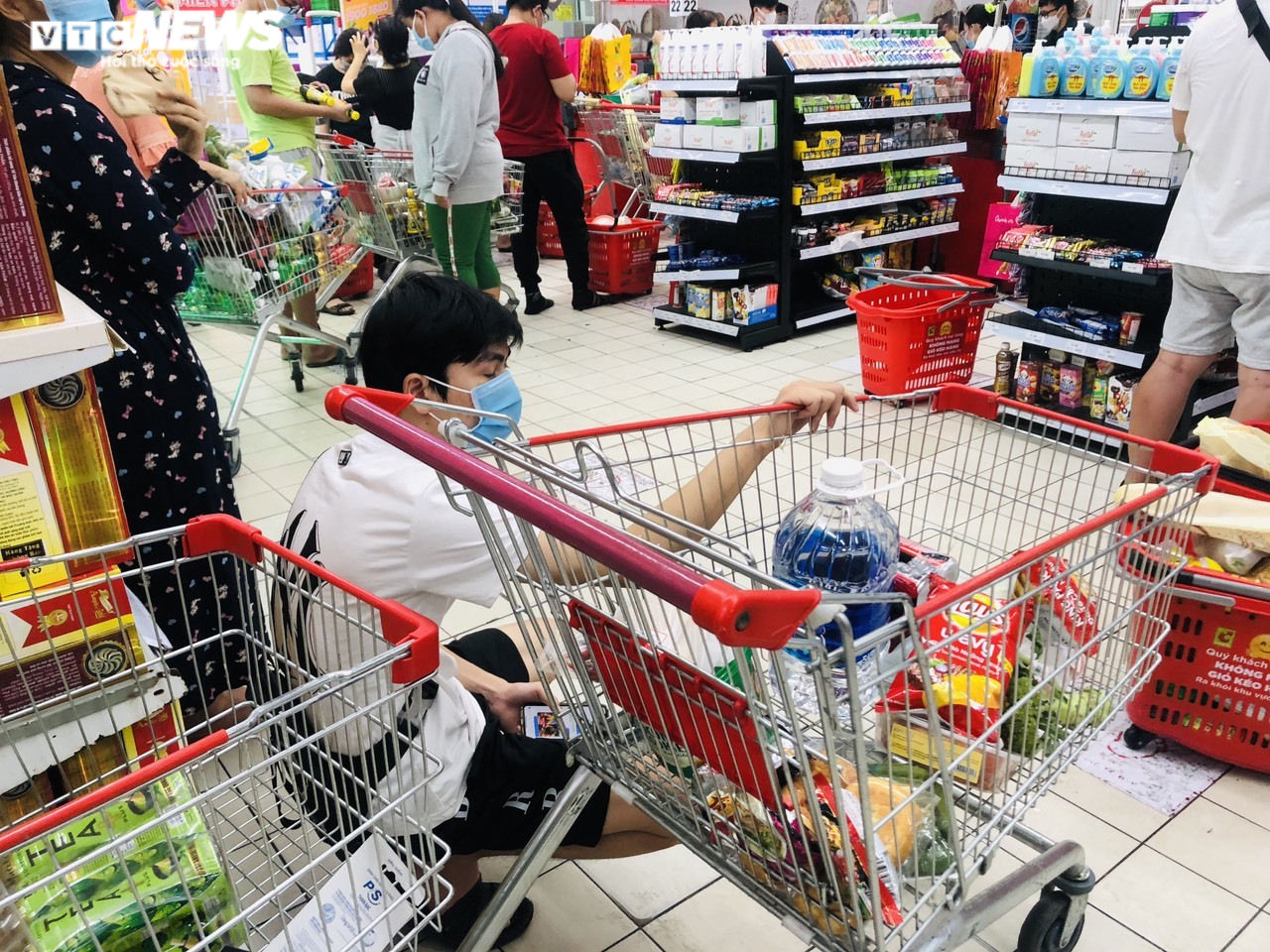Người Sài Gòn lại đổ xô đi siêu thị, xếp hàng chờ thanh toán cả tiếng đồng hồ - 15