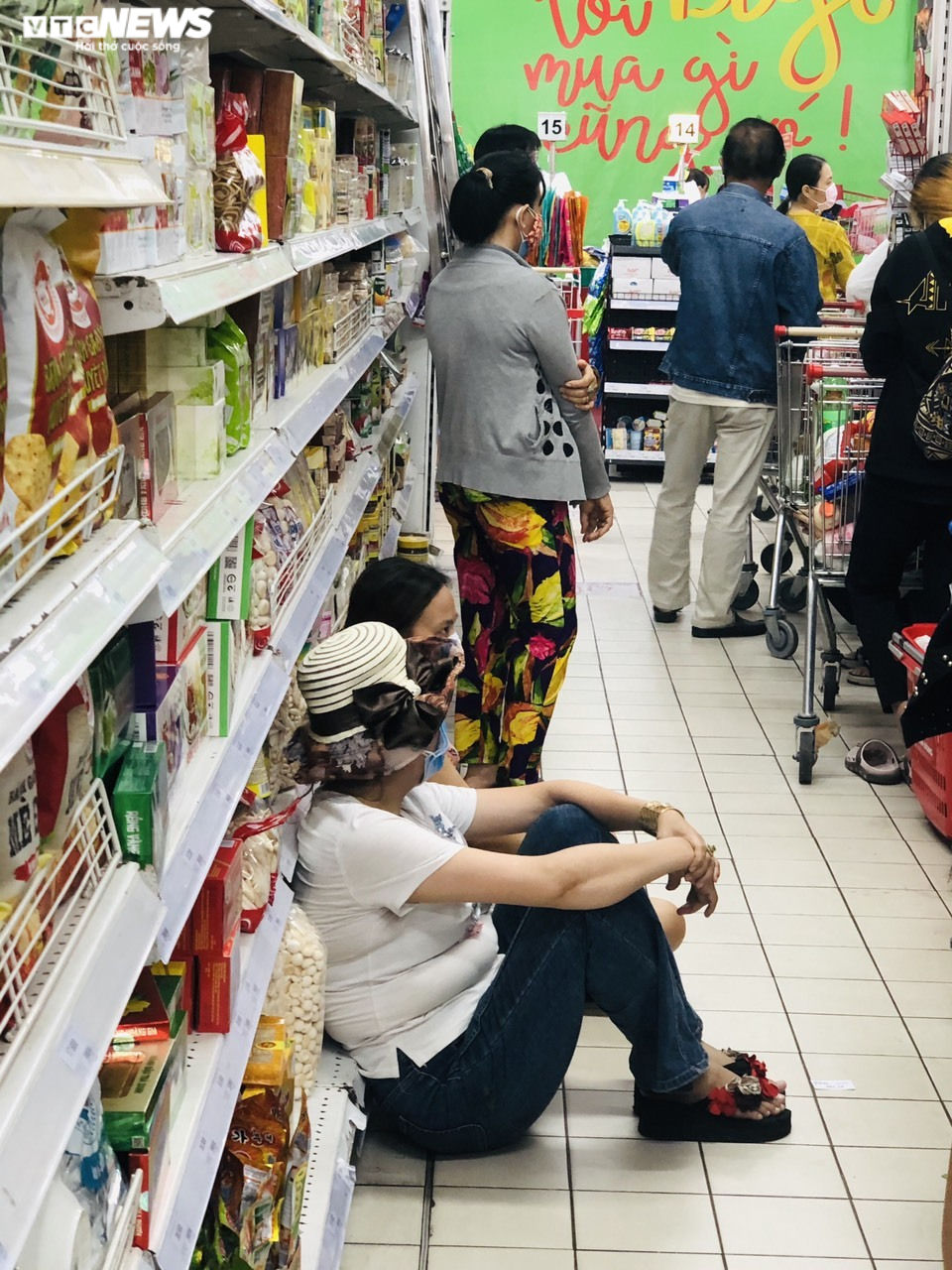 Người Sài Gòn lại đổ xô đi siêu thị, xếp hàng chờ thanh toán cả tiếng đồng hồ - 13
