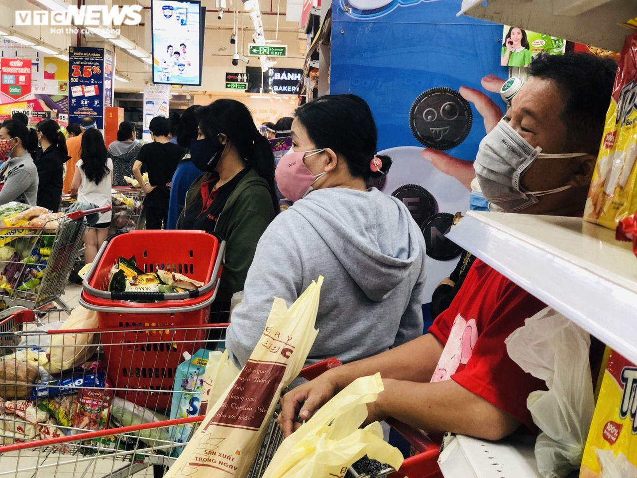 Người Sài Gòn lại đổ xô đi siêu thị, xếp hàng chờ thanh toán cả tiếng đồng hồ - 10