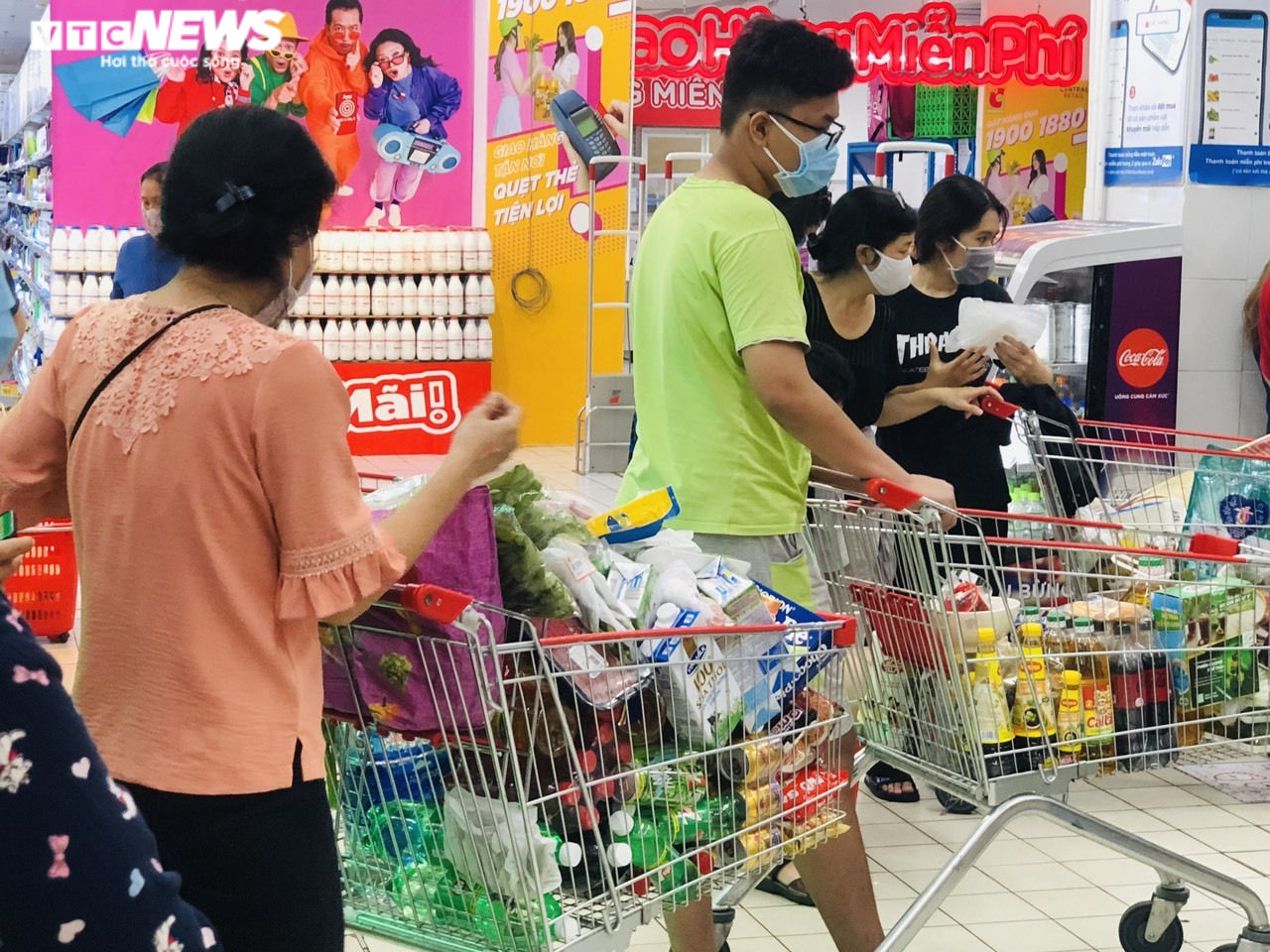 Người Sài Gòn lại đổ xô đi siêu thị, xếp hàng chờ thanh toán cả tiếng đồng hồ - 14