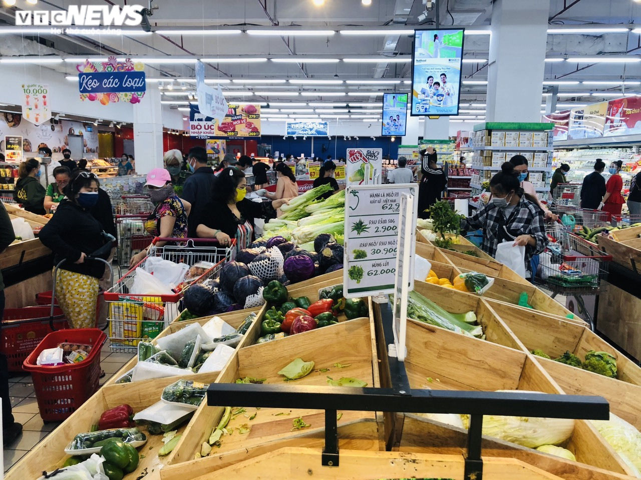Người Sài Gòn lại đổ xô đi siêu thị, xếp hàng chờ thanh toán cả tiếng đồng hồ - 6