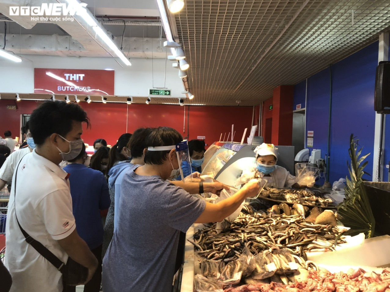 Người Sài Gòn lại đổ xô đi siêu thị, xếp hàng chờ thanh toán cả tiếng đồng hồ - 3
