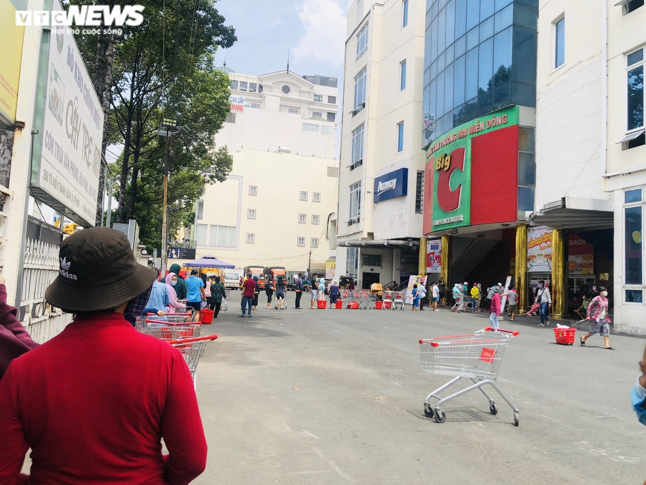 Người Sài Gòn lại đổ xô đi siêu thị, xếp hàng chờ thanh toán cả tiếng đồng hồ - 1