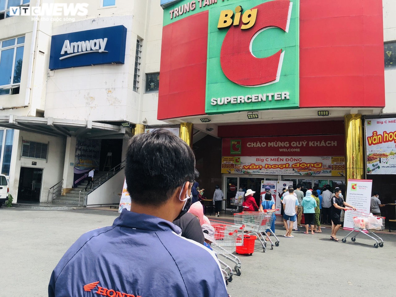 Người Sài Gòn lại đổ xô đi siêu thị, xếp hàng chờ thanh toán cả tiếng đồng hồ - 2