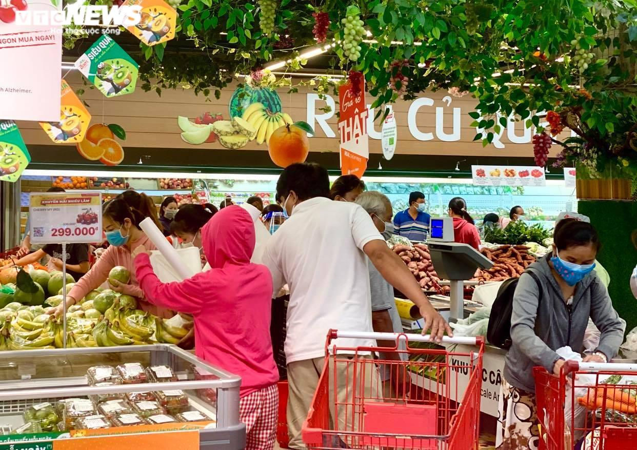Trăm người chen chúc trong siêu thị, bất chấp chỉ thị giãn cách ở Bình Dương - 3