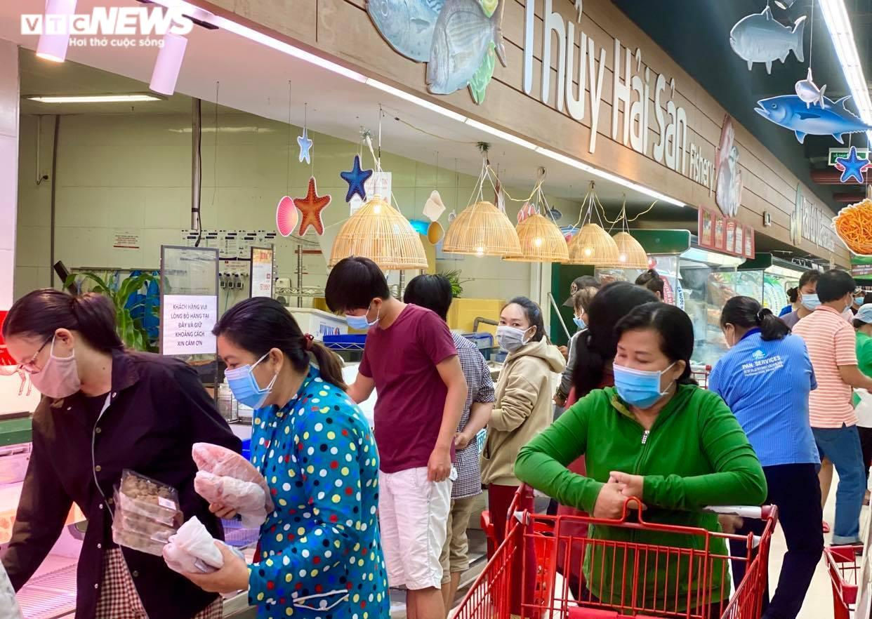 Trăm người chen chúc trong siêu thị, bất chấp chỉ thị giãn cách ở Bình Dương - 4
