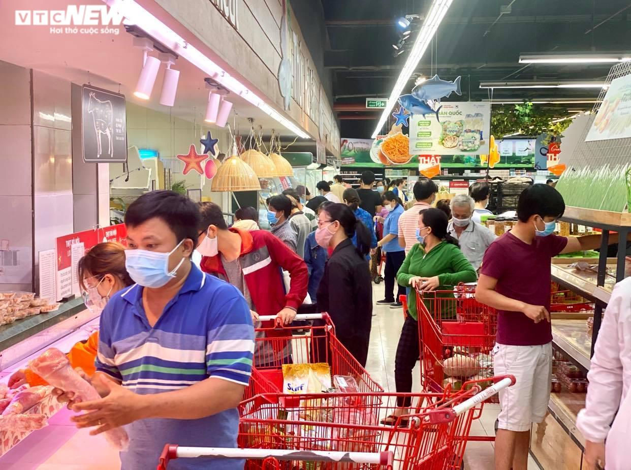Trăm người chen chúc trong siêu thị, bất chấp chỉ thị giãn cách ở Bình Dương - 1