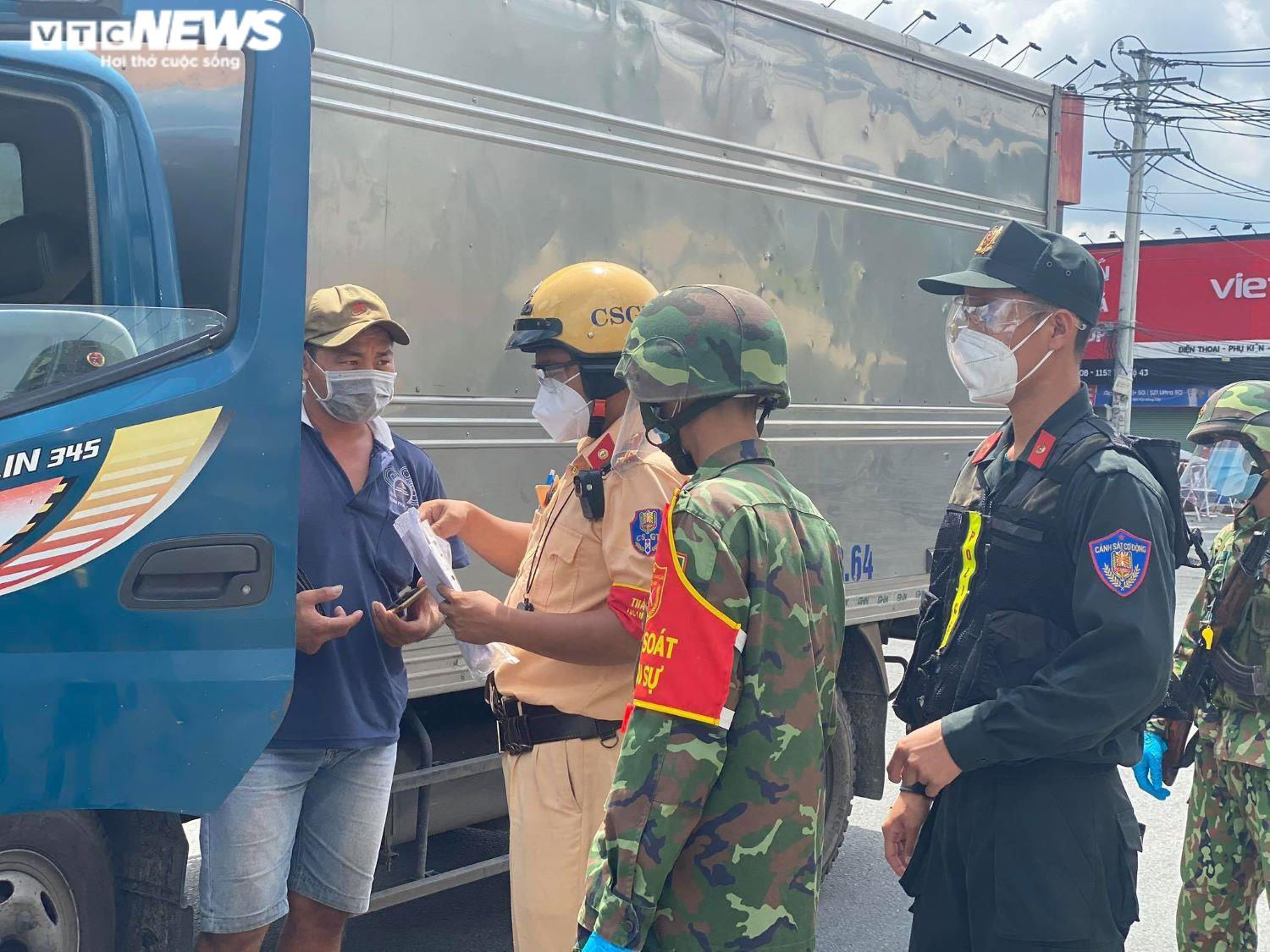 TP.HCM siết giãn cách: Quân đội, công an trực chốt, không còn sự chống đối nào - 9