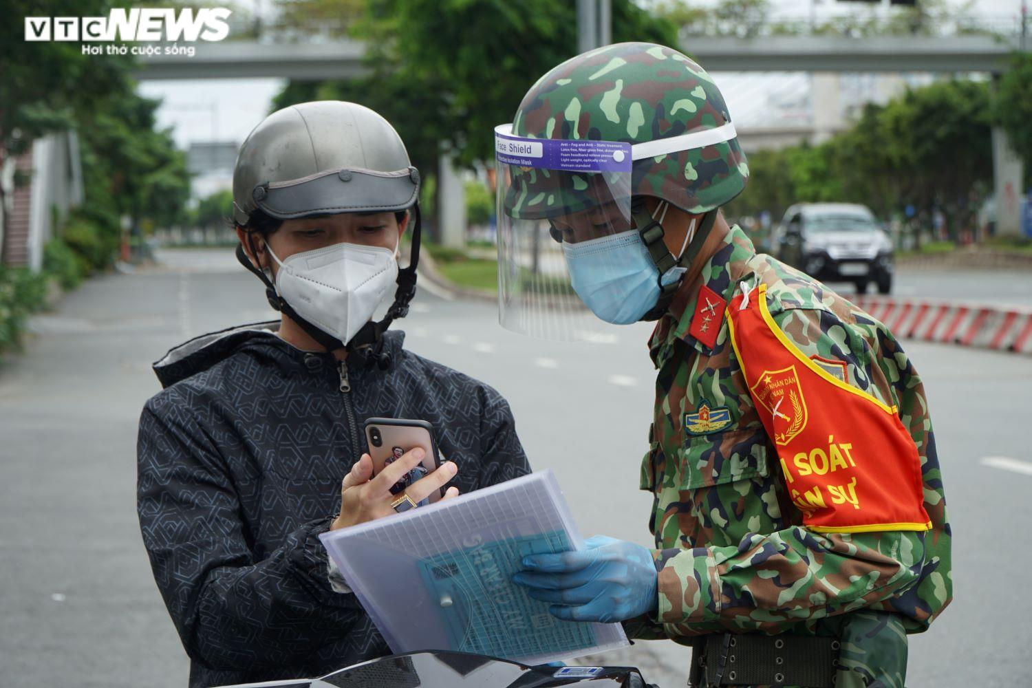 TP.HCM siết giãn cách: Quân đội, công an trực chốt, không còn sự chống đối nào - 2