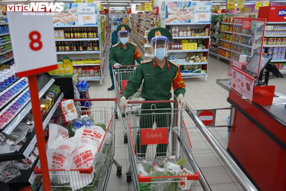 Ảnh: Những vị 'khách đặc biệt' của siêu thị ở TP.HCM ngày siết chặt giãn cách - 11