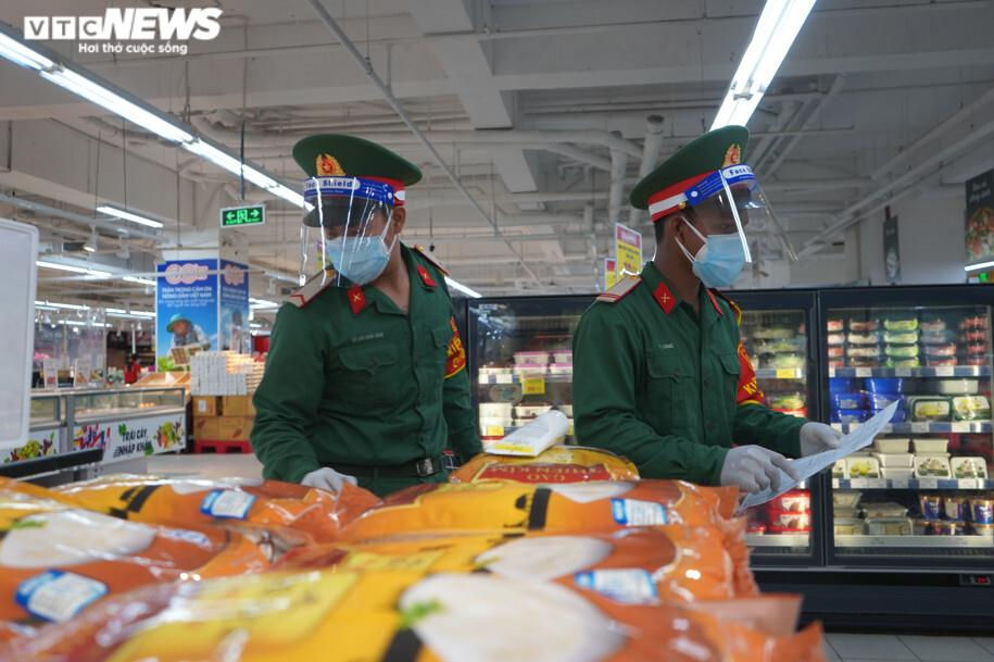 Ảnh: Những vị 'khách đặc biệt' của siêu thị ở TP.HCM ngày siết chặt giãn cách - 5