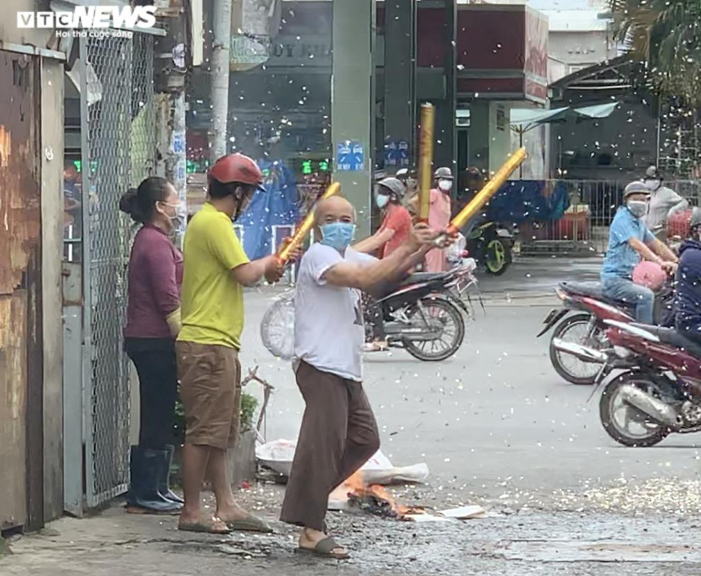 Người Sài Gòn vỡ oà, bắn pháo giấy ăn mừng chốt trong nội thành được dỡ bỏ - 2