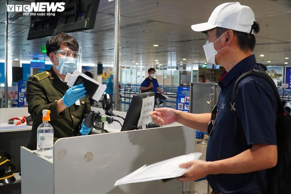 Sân bay Tân Sơn Nhất nhộn nhịp trở lại, 'check-in' nhanh chóng - 3