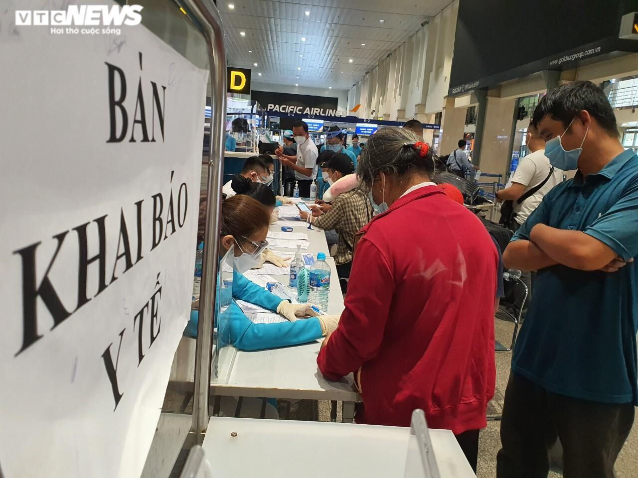 Sân bay Tân Sơn Nhất nhộn nhịp trở lại, 'check-in' nhanh chóng - 2