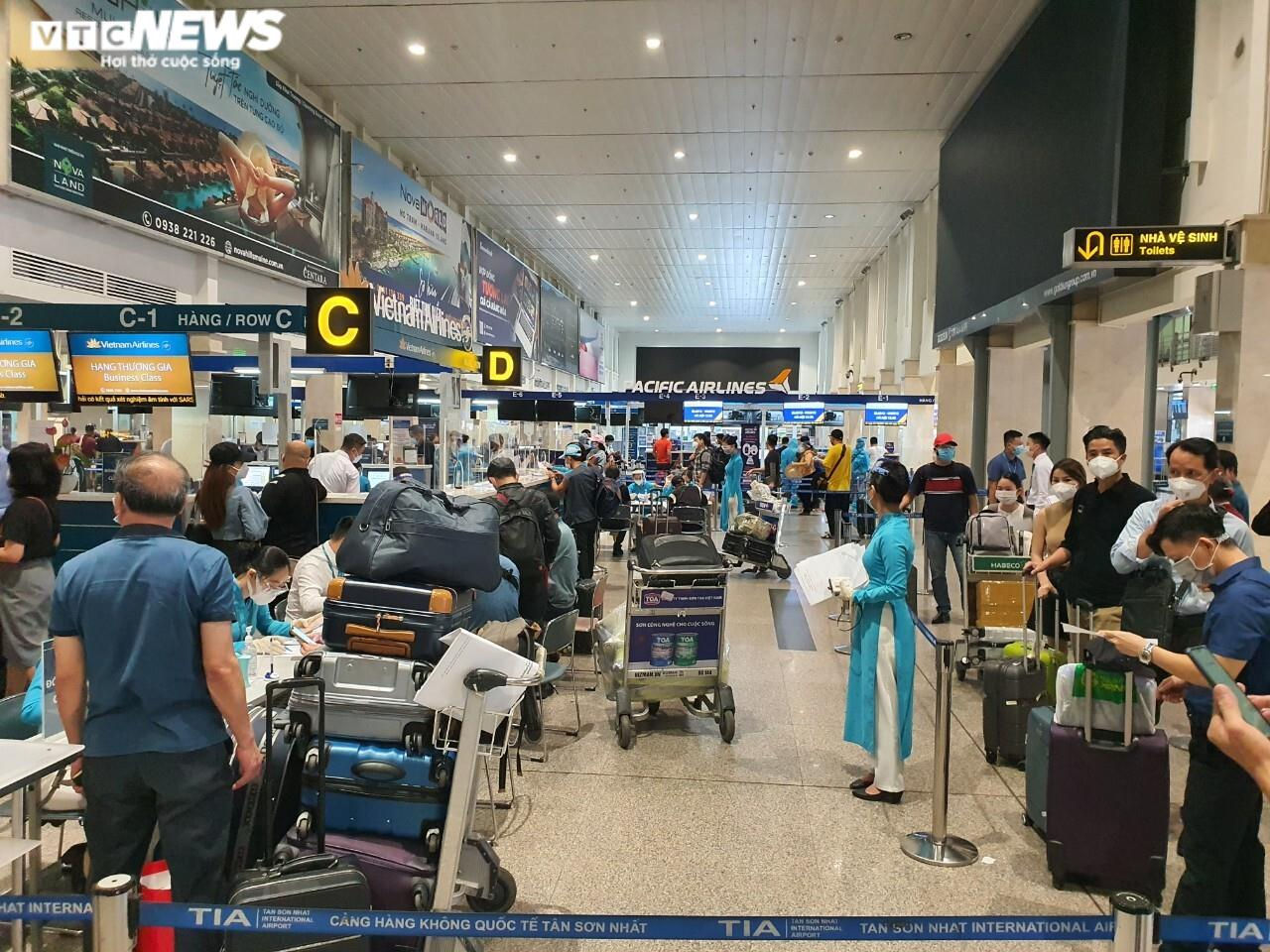 Sân bay Tân Sơn Nhất nhộn nhịp trở lại, 'check-in' nhanh chóng - 1