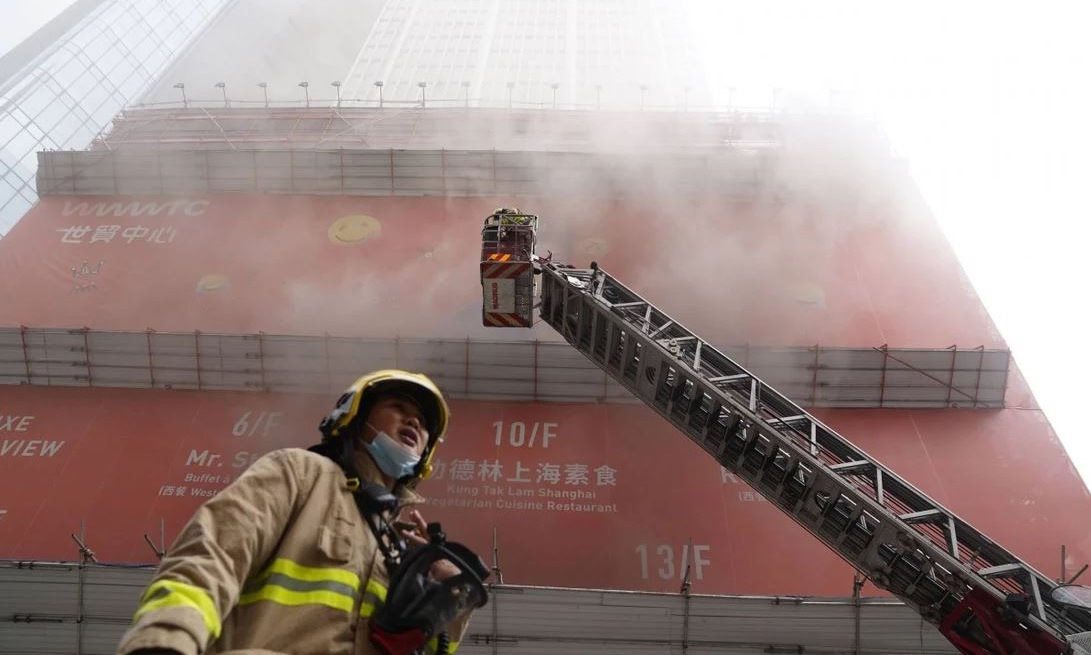 fire-at-hong-kong-shopping-center-dozens-of-people-trapped.jpg
