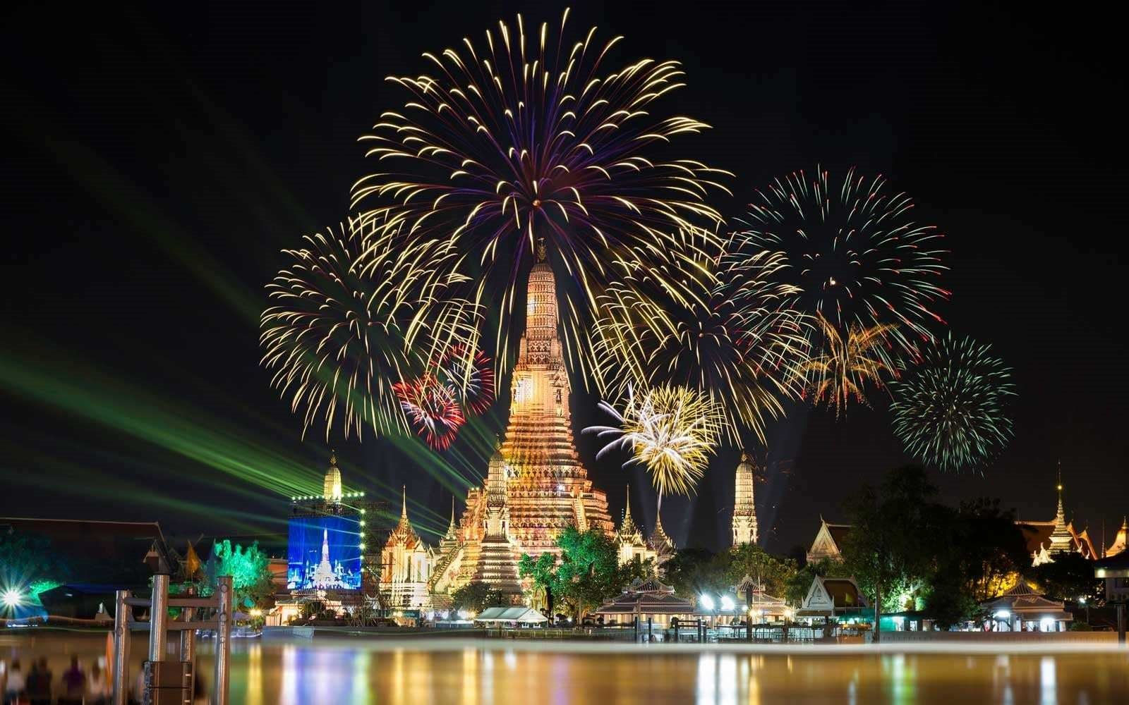 bangkok-wat-arun-fireworks-nyegolist1218-1640939988.jpg