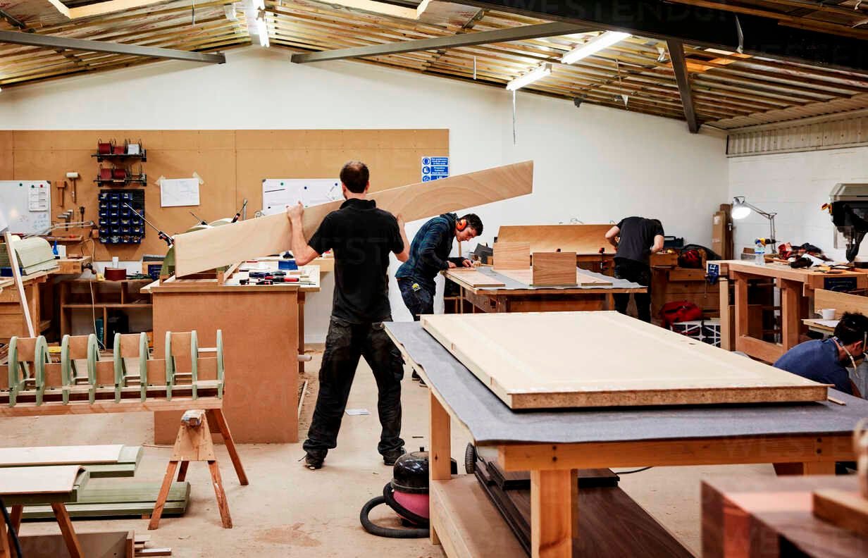 a-furniture-workshop-making-bespoke-contemporary-furniture-pieces-using-traditional-skills-two-men-working-with-wood-minf06216.jpg