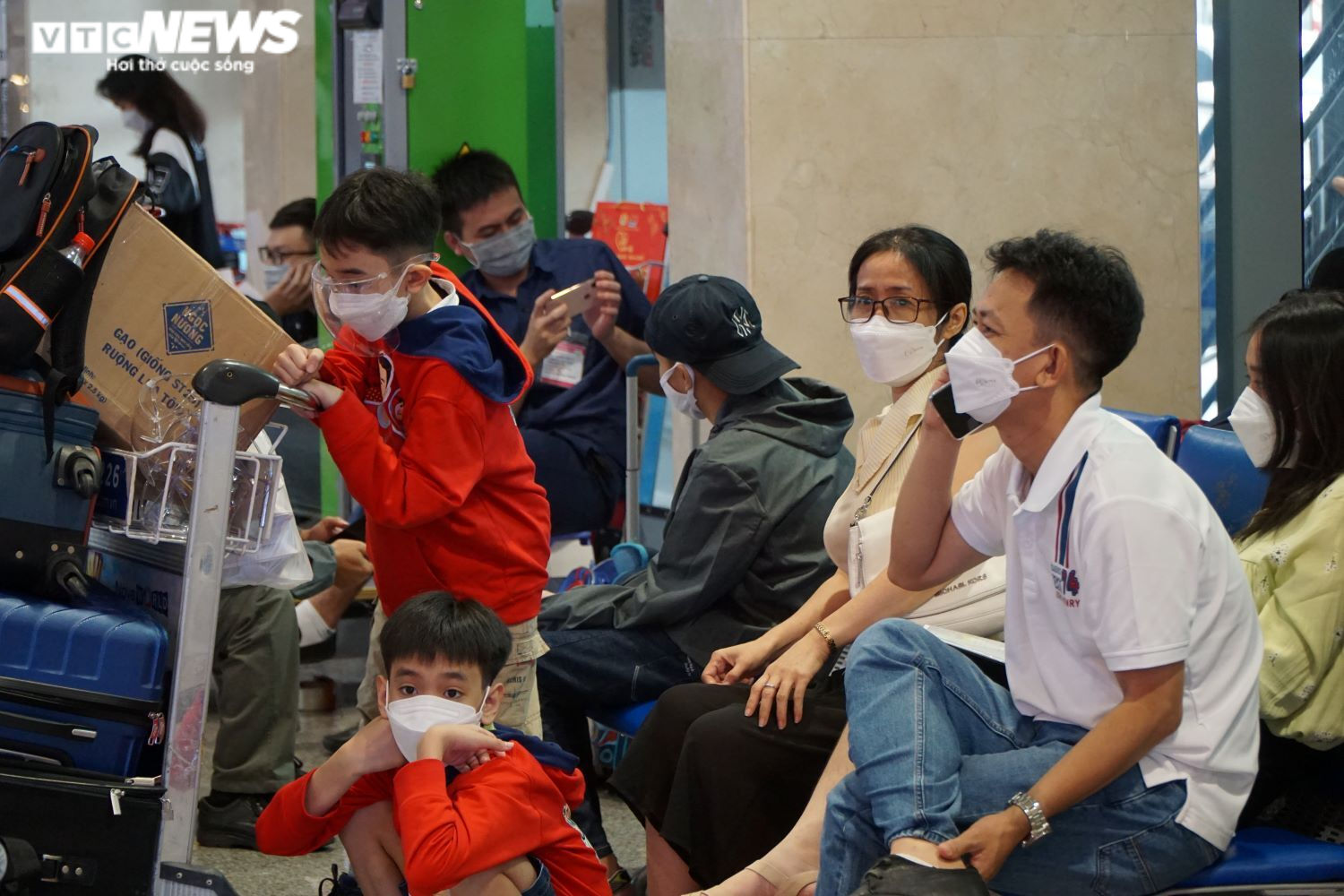 Ảnh: Người dân ùn ùn rời TP.HCM về quê ăn Tết, sân bay Tân Sơn Nhất đông nghịt - 5