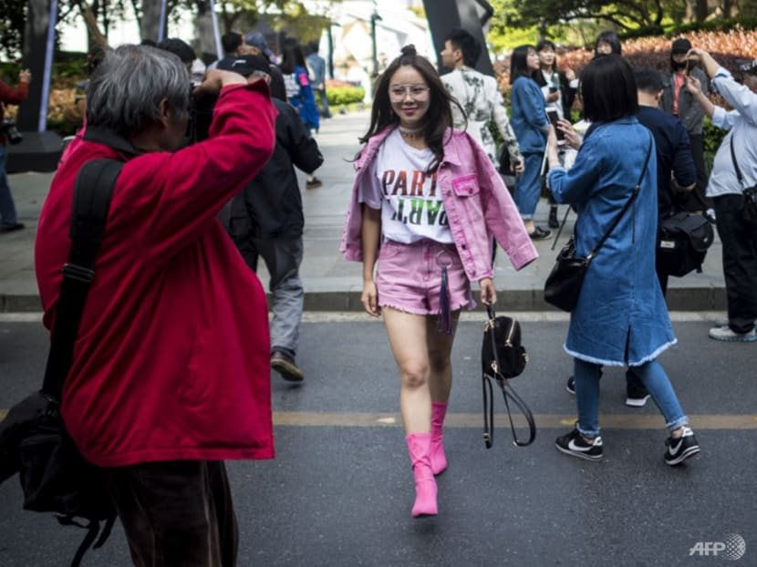 a_guest_arriving_to_shanghai_fashion_week_2018.jpg