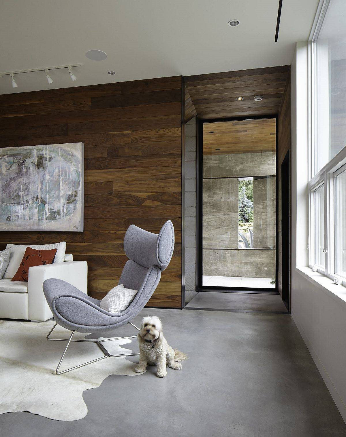 woodsy-walls-coupled-with-stoic-concrete-flooring-in-the-cozy-modern-living-room-87137.jpg