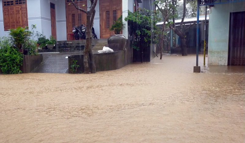 Mưa lớn gây ngập lụt nhiều nơi tại miền Trung, học sinh phải nghỉ học - Ảnh 3.