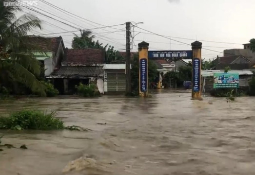 Mưa lớn gây ngập lụt nhiều nơi tại miền Trung, học sinh phải nghỉ học - Ảnh 1.