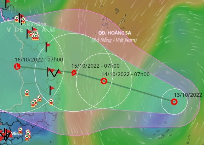 Áp thấp nhiệt đới có thể mạnh lên thành bão trong 24 giờ tới, hướng về miền Trung - Ảnh 1.