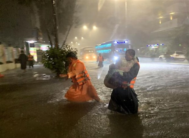 Áp thấp nhiệt đới vào đất liền Quảng Nam - Quảng Ngãi gây mưa lớn - Ảnh 1.