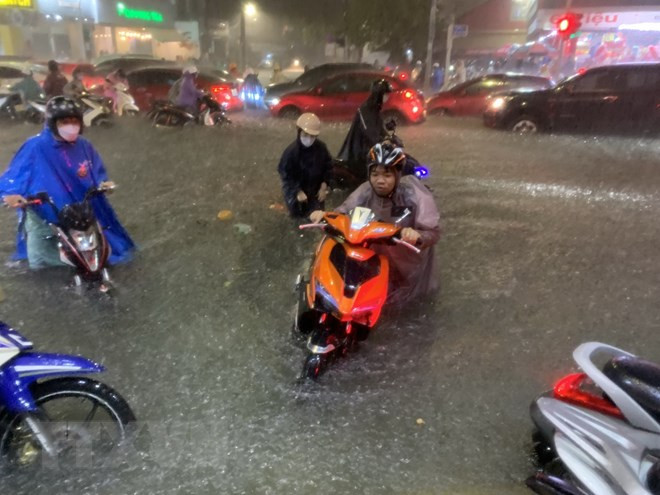 Đà Nẵng ngập lụt diện rộng, gần một nghìn người phải sơ tán khẩn cấp - Ảnh 7.