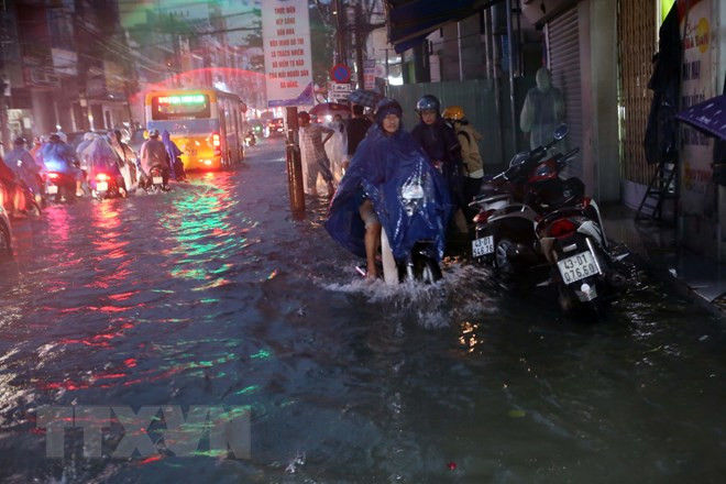 Đà Nẵng ngập lụt diện rộng, gần một nghìn người phải sơ tán khẩn cấp - Ảnh 5.