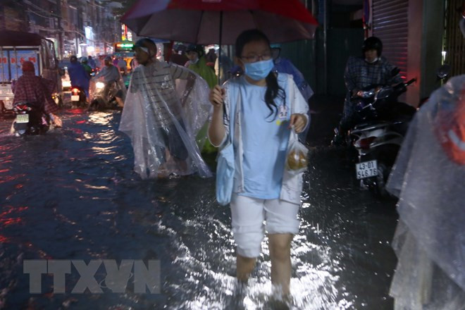 Đà Nẵng ngập lụt diện rộng, gần một nghìn người phải sơ tán khẩn cấp - Ảnh 6.