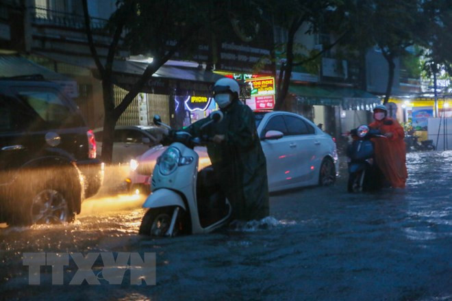 Đà Nẵng ngập lụt diện rộng, gần một nghìn người phải sơ tán khẩn cấp - Ảnh 4.