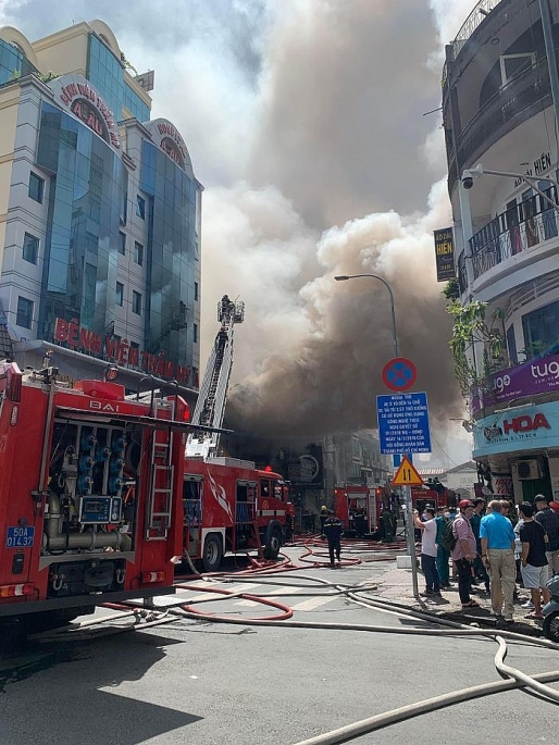 Cháy lớn quán bar gần chợ Bến Thành, nhiều người hoảng loạn - Ảnh 3.