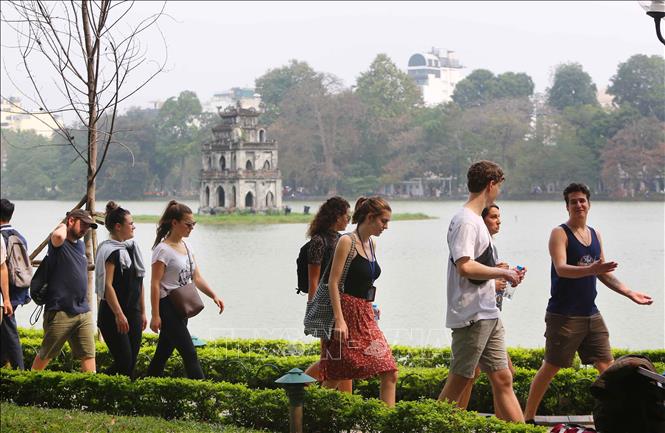 Báo Lào: Ngành du lịch Việt Nam phục hồi mạnh mẽ sau hơn 2 năm dịch COVID-19 - Ảnh 1.