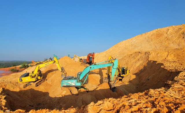 Vụ sạt lở mỏ khai thác titan ở Bình Thuận, nỗ lực tìm kiếm 3 người mất tích - Ảnh 2.